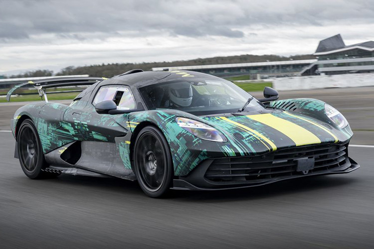 Bỏ qua những khẳng định đậm tính PR của Aston Martin, Valhalla đã phát triển qua nhiều năm và có thiết kế hơi khác một chút. Bắt đầu từ phía trước, đèn pha mới nay đã có dải đèn chạy ban ngày.