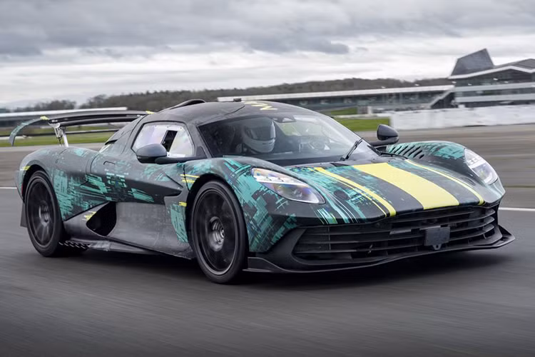 Bỏ qua những khẳng định đậm tính PR của Aston Martin, Valhalla đã phát triển qua nhiều năm và có thiết kế hơi khác một chút. Bắt đầu từ phía trước, đèn pha mới nay đã có dải đèn chạy ban ngày.