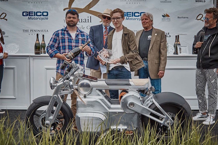 Curtiss Zeus sẽ chính thức được sản xuất đại trà với bản thương mại vào năm 2019. Tương tự Confederate Motors trước đây, Zeus cũng sẽ được sản xuất thủ công với số lượng hạn chế cùng mức giá cao.