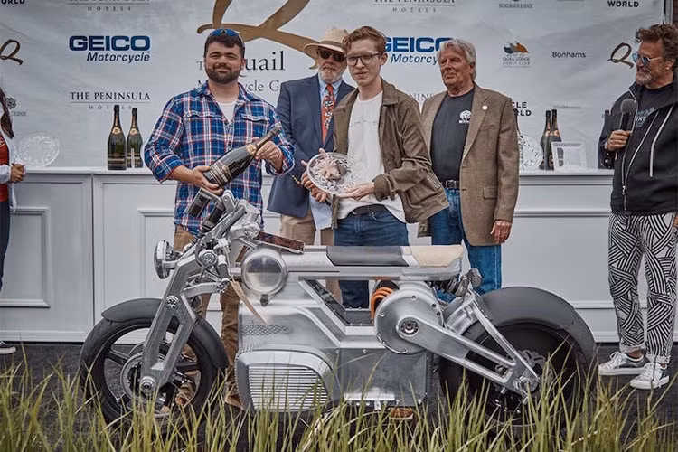 Curtiss Zeus sẽ chính thức được sản xuất đại trà với bản thương mại vào năm 2019. Tương tự Confederate Motors trước đây, Zeus cũng sẽ được sản xuất thủ công với số lượng hạn chế cùng mức giá cao.