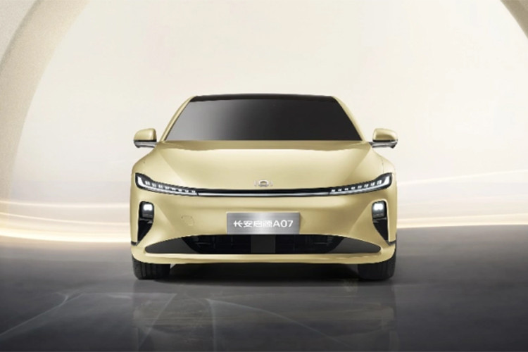 Qiyuan A07 có lưới tản nhiệt phía trước khép kín cùng bộ đèn pha xuyên thấu được kết nối với nhau bằng dải đèn Led mỏng. Phần ốp phía trước của xe có các khe gió dạng xuyên thấu, giúp xe trông rộng hơn và thấp hơn. 