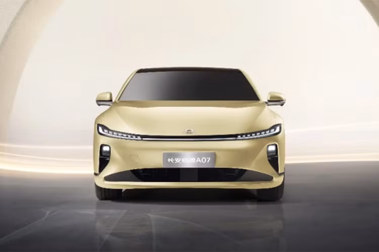 Qiyuan A07 có lưới tản nhiệt phía trước khép kín cùng bộ đèn pha xuyên thấu được kết nối với nhau bằng dải đèn Led mỏng. Phần ốp phía trước của xe có các khe gió dạng xuyên thấu, giúp xe trông rộng hơn và thấp hơn. 