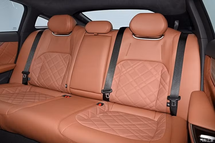 Ngoài ra, các chi tiết trong khoang cabin Qiyuan A07 đều được bọc da cùng các đường nét trang trí vân gỗ trông như nhưng chiếc xe hạng sang.