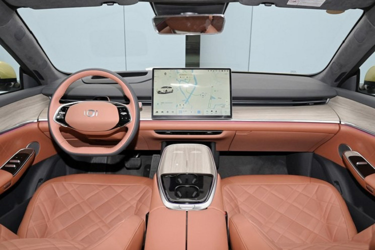 Không gian bên trong của Changan Qiyuan A07 gây ấn tượng mạnh nhờ hàng loạt các trang bị tiện nghi như màn hình điều khiển trung tâm nổi 15.4 inch độ phân giải 2.5K và vô lăng đáy phẳng 2 chấu kép đa chức năng, hệ thống âm thanh gồm 16 loa, trong đó có 2 loa tựa đầu cho người lái. Màn hình hiển thị kính lái HUD…