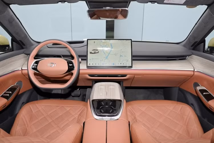 Không gian bên trong của Changan Qiyuan A07 gây ấn tượng mạnh nhờ hàng loạt các trang bị tiện nghi như màn hình điều khiển trung tâm nổi 15.4 inch độ phân giải 2.5K và vô lăng đáy phẳng 2 chấu kép đa chức năng, hệ thống âm thanh gồm 16 loa, trong đó có 2 loa tựa đầu cho người lái. Màn hình hiển thị kính lái HUD…