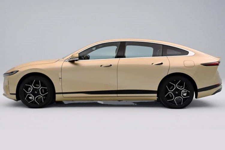 Ở phần ngoại thất, Changan Qiyuan A07 áp dụng ngôn ngữ thiết kế mới với kích thước tổng thể dài x rộng x cao lần lượt là 4905 x 1910 x 1480 mm, trục cơ sở 2900mm.