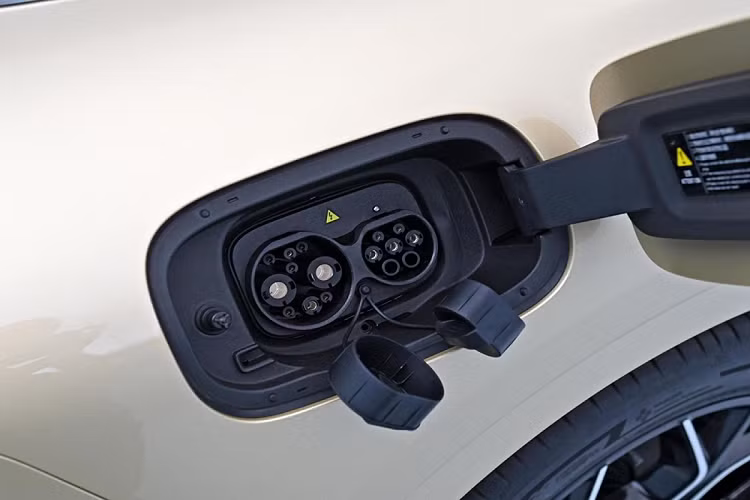 Changan Qiyuan A07 phiên bản PHEV được trang bị động cơ hút khí tự nhiên 1.5L cho công suất đối đa 70 kW và động cơ điện phía sau công suất 160 kW, có thể tăng tốc từ 0-100 km/h trong 7.8 giây.