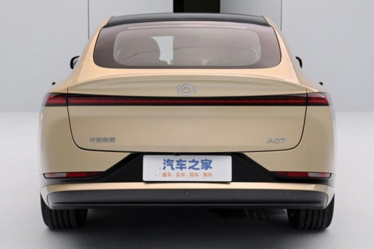 Mẫu xe sedan Changan Qiyuan A07 2024 mới của Trung Quốc còn có tay nắm cửa dạng ẩn, ngoài ra còn đi kèm bộ mâm 18 đến 19 inch tùy phiên bản với hai kích thước lốp lần lượt 225/55 và 245/45.