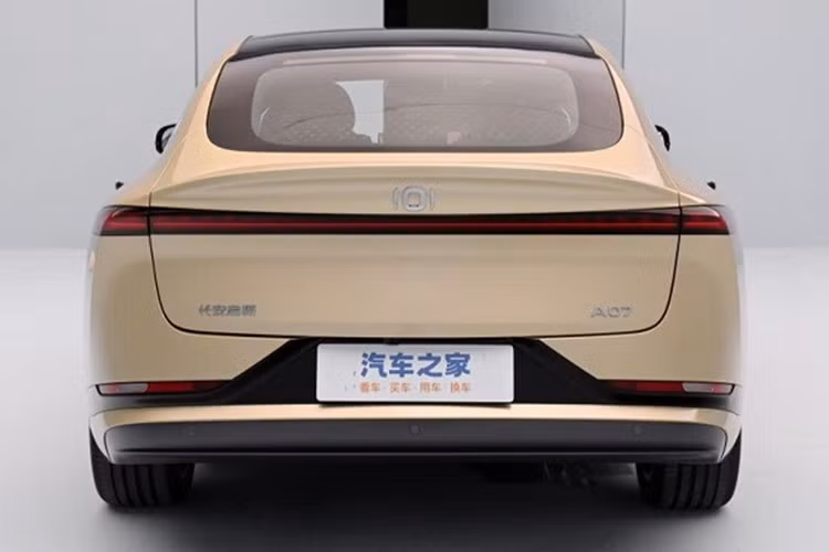 Mẫu xe sedan Changan Qiyuan A07 2024 mới của Trung Quốc còn có tay nắm cửa dạng ẩn, ngoài ra còn đi kèm bộ mâm 18 đến 19 inch tùy phiên bản với hai kích thước lốp lần lượt 225/55 và 245/45.