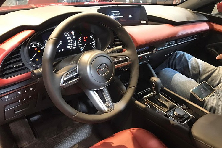 Màn hình giải trí của xe có dạng cảm ứng kích cỡ lớn hơn trước đây, đạt 8,8 inch và không còn dáng vẻ góc cạnh nữa mà được vuốt, uốn theo thiết kế của mặt táp-lô. Các tiện nghi nổi bật phải nhắc đến màn hình hiển thị kính lại dạng HUD, ghế lái, phụ chỉnh điện có nhớ 2 vị trí, điều hòa tự động 2 vùng độc lập,...