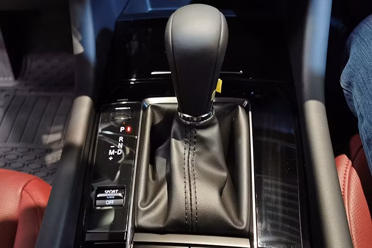 Bên dưới nắp ca-pô, Mazda3 thế hệ mới vẫn có 2 tùy chọn động cơ xăng dung tích 1.5L và 2.0L như trước đây, đi kèm với hộp số tự động 6 cấp. Đối với máy 1.5L, theo nhà sản xuất công bố, xe có thể đạt công suất tối đa 110 mã lực tại tua máy 6.000 vòng/ máy cùng mô-men xoắn cực đại 146 Nm tại 3.500 vòng/ phút. Đối với động cơ dung tích 2.0L, các con số này là 153 mã lực và 200 Nm.