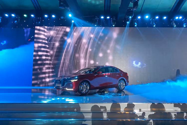 Phần đầu xe của Mazda3 2020 tạo ấn tượng mạnh với thiết kế lưới tản nhiệt cỡ lớn mới. Vẫn mạ crôm nhưng các thanh nan nằm ngang đã được loại bỏ thay vào đó là các nan đa tầng đặt solo tạo hiệu ứng 3D bắt mắt. Hệ thống đèn chiếu sáng trên Mazda3 2020 là dạng full-LED với tính năng tự động điều chỉnh theo góc lái ở cụm đèn chiếu sáng trước. Dải đèn LED định vị được tách riêng ra khỏi cụm đèn chiếu sáng như thế hệ cũ.