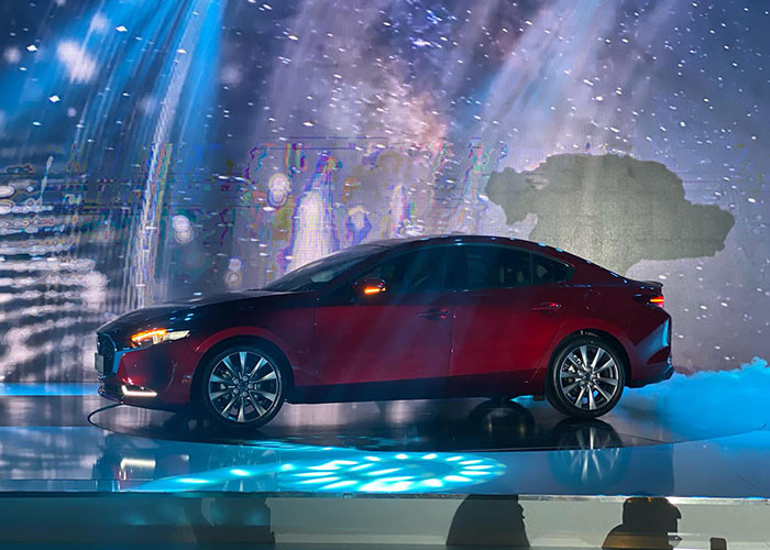 Tổng thể của mẫu xe hạng C này vẫn có những đường nét quen thuộc nhưng bóng bẩy, sang trọng hơn trước. Kích thước tổng thể của Mazda3 2020 bản sedan cũng có nhiều thay đổi đáng chú ý: chiều dài tăng 82 mm so với thế hệ cũ đạt 4.662 mm; chiều rộng tăng nhẹ 2 mm lên 1.797 mm và chiều cao tăng 5 mm đạt 1.445 mm. Ngoài ra, chiều dài cơ sở của ban sedan cũng tăng thêm 25 mm đạt 2.725 mm.