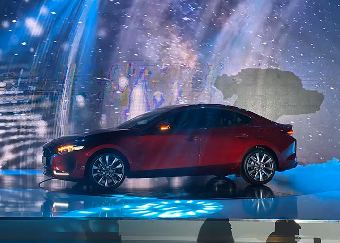 Tổng thể của mẫu xe hạng C này vẫn có những đường nét quen thuộc nhưng bóng bẩy, sang trọng hơn trước. Kích thước tổng thể của Mazda3 2020 bản sedan cũng có nhiều thay đổi đáng chú ý: chiều dài tăng 82 mm so với thế hệ cũ đạt 4.662 mm; chiều rộng tăng nhẹ 2 mm lên 1.797 mm và chiều cao tăng 5 mm đạt 1.445 mm. Ngoài ra, chiều dài cơ sở của ban sedan cũng tăng thêm 25 mm đạt 2.725 mm.