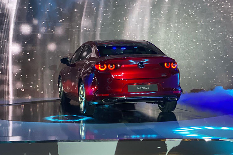 Hai kiểu thân xe của Mazda3 thế hệ mới chia sẻ chung thiết kế phần đầu, đèn hậu cùng một số chi tiết khác, nhưng có thiết kế khác biệt lớn từ cột B trở về sau. Phần đuôi xe mang phong cách thể thao hơn, với cánh gió gắn trên nắp cốp, đèn hậu mảnh và hệ thống ống xả kép. Ngoài ra mẫu xe này còn được trang bị bộ mâm 5 chấu kép tông màu xám khá ấn tượng.