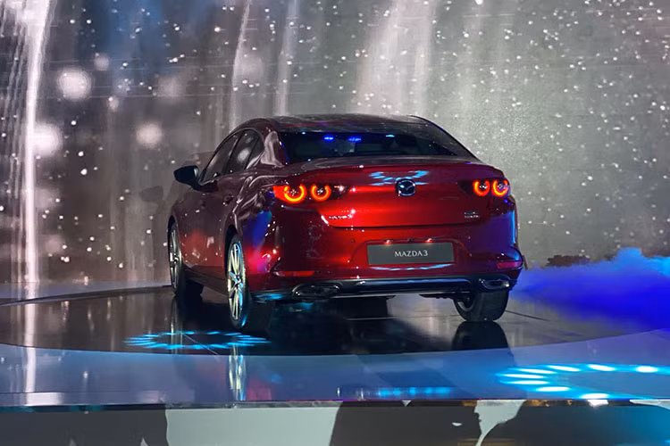 Hai kiểu thân xe của Mazda3 thế hệ mới chia sẻ chung thiết kế phần đầu, đèn hậu cùng một số chi tiết khác, nhưng có thiết kế khác biệt lớn từ cột B trở về sau. Phần đuôi xe mang phong cách thể thao hơn, với cánh gió gắn trên nắp cốp, đèn hậu mảnh và hệ thống ống xả kép. Ngoài ra mẫu xe này còn được trang bị bộ mâm 5 chấu kép tông màu xám khá ấn tượng.