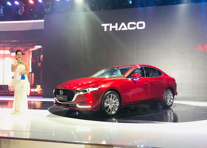 Thaco vừa chính thức được cho ra mắt mẫu xe Mazda3 2020 mới tại thị trường Việt Nam. Xe sẽ được phân phối với 10 phiên bản chia đều cho 2 kiểu dáng xe: sedan và hatchback. Thế hệ mới của Mazda3 2020 đại diện cho ngôn ngữ thiết kế Kodo – Giai đoạn 2 của hãng xe Nhật Bản.