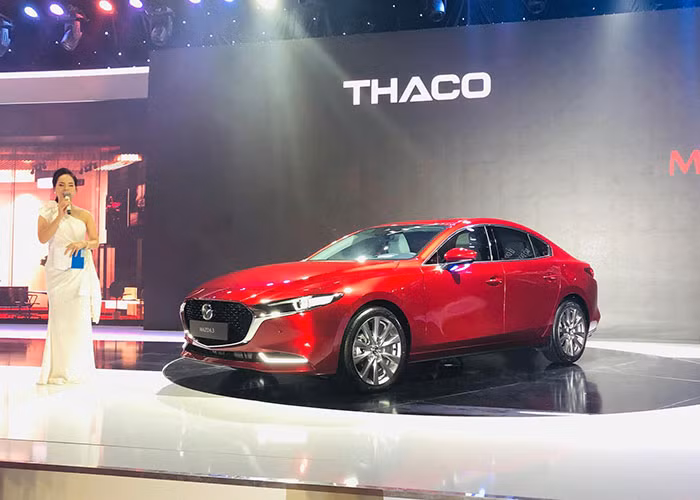 Thaco vừa chính thức được cho ra mắt mẫu xe Mazda3 2020 mới tại thị trường Việt Nam. Xe sẽ được phân phối với 10 phiên bản chia đều cho 2 kiểu dáng xe: sedan và hatchback. Thế hệ mới của Mazda3 2020 đại diện cho ngôn ngữ thiết kế Kodo – Giai đoạn 2 của hãng xe Nhật Bản.