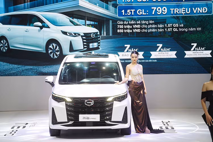 Nhìn tổng thể, kiểu dáng của GAC M6 Pro mới khá giống với một mẫu MPV cao cấp được nhiều người dùng ưa chuộng là Toyota Alphard, tuy nhiên mặt tiền của nó lại mang dáng dấp của chính đối thủ Innova Cross hay mẫu MPV cỡ nhỏ bán chạy nhất Việt Nam là Xpander.