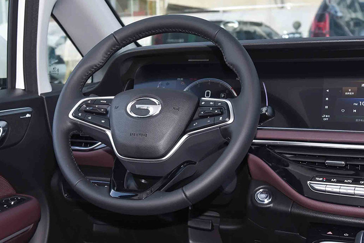 Xe có khả năng chở 7 người cùng hàng ghế thứ ba có thể gập phẳng, tạo ra khoang chứa đồ rộng rãi với dung tích lên đến 1.100 lít. Cửa sổ trời toàn cảnh cùng nhiều ngăn chứa đồ thông minh càng làm tăng thêm sự tiện lợi, đặc biệt trong các chuyến đi gia đình dài ngày.