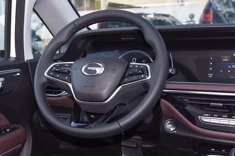 Xe có khả năng chở 7 người cùng hàng ghế thứ ba có thể gập phẳng, tạo ra khoang chứa đồ rộng rãi với dung tích lên đến 1.100 lít. Cửa sổ trời toàn cảnh cùng nhiều ngăn chứa đồ thông minh càng làm tăng thêm sự tiện lợi, đặc biệt trong các chuyến đi gia đình dài ngày.