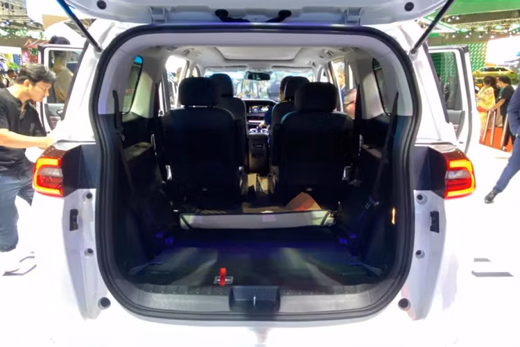 Ngoài ra, All-New M6 Pro còn tích hợp các công nghệ an toàn cơ bản như các hệ thống chống bó cứng phanh (ABS), cân bằng điện tử (ESP), khởi hành ngang dốc (HHC) và 6 túi khí bảo vệ. Khung xe sử dụng thép cường lực lên đến 93%, đảm bảo độ cứng và khả năng bảo vệ toàn diện trong mọi tình huống.