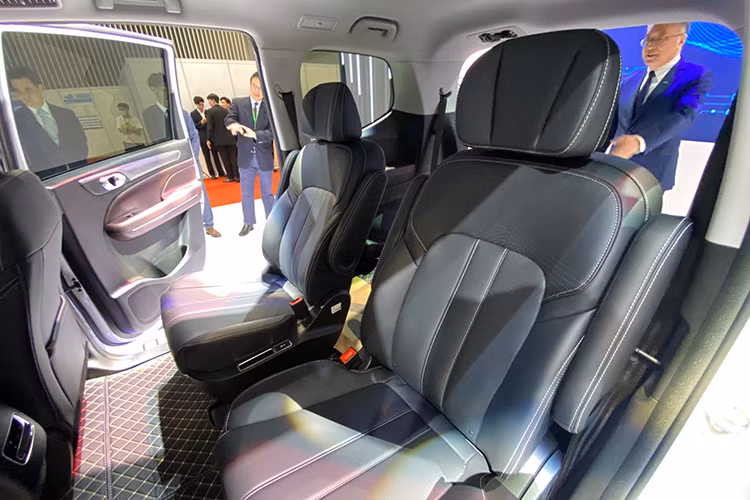 M6 Pro không chỉ gây ấn tượng bởi vẻ ngoài hiện đại mà còn với hệ thống an toàn toàn diện. Xe được trang bị hệ thống trợ lái tiên tiến ADAS với 8 tính năng hiện đại như các hệ thống điều chỉnh đèn pha tự động (HBA), kiểm soát hành trình chủ động (ACC), cảnh báo va chạm phía trước (FCW) và hỗ trợ giữ làn đường (LKA).