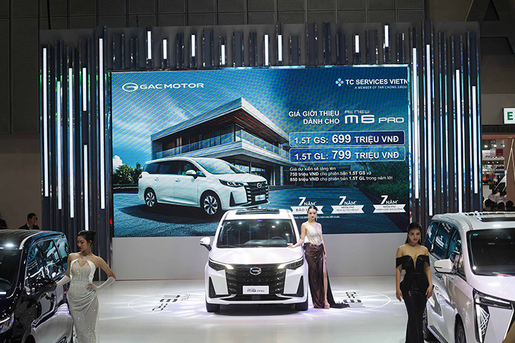 Hộp số ly hợp kép ướt 7 cấp mang lại khả năng chuyển số nhanh, mượt mà và hiệu quả. All-New M6 Pro cung cấp ba chế độ lái Eco, Comfort và Sport, mang đến sự lựa chọn đa dạng cho người lái. Tại Việt Nam, giá xe GAC M6 Pro 2025 bản tiêu chuẩn là 699 triệu đồng, trong khi bản cao cấp có giá từ 799 triệu đồng.