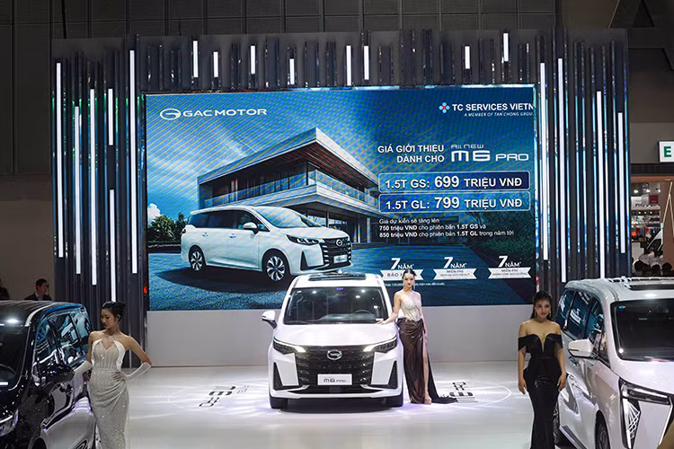 Hộp số ly hợp kép ướt 7 cấp mang lại khả năng chuyển số nhanh, mượt mà và hiệu quả. All-New M6 Pro cung cấp ba chế độ lái Eco, Comfort và Sport, mang đến sự lựa chọn đa dạng cho người lái. Tại Việt Nam, giá xe GAC M6 Pro 2025 bản tiêu chuẩn là 699 triệu đồng, trong khi bản cao cấp có giá từ 799 triệu đồng.