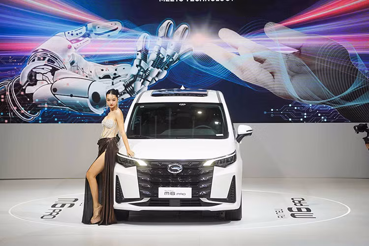 Về ngoại hình, thiết kế của All-New M6 Pro tại Việt Nam được đánh giá cao về sự thanh lịch và hiện đại, kết hợp với nội thất rộng rãi và tiện nghi cho gia đình Việt. Xe có kích thước ấn tượng 4793×1837×1765 mm và lưới tản nhiệt cỡ lớn, mang lại vẻ ngoài năng động, khỏe khoắn.