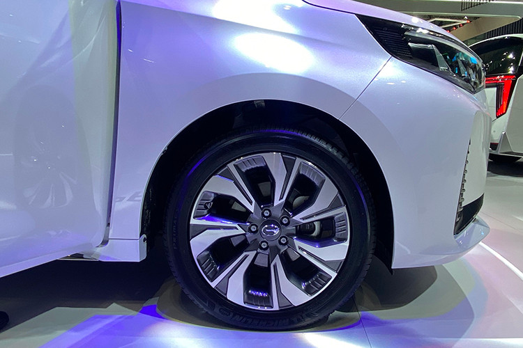 Mẫu xe này có cửa mở phía sau vẫn kiểu truyền thống như hầu hết xe con thay vì cửa trượt. M6 Pro bản tiêu chuẩn được trang bị mâm xe 16 inch, trong khi các phiên bản cao cấp hơn sử dụng mâm 18 inch.