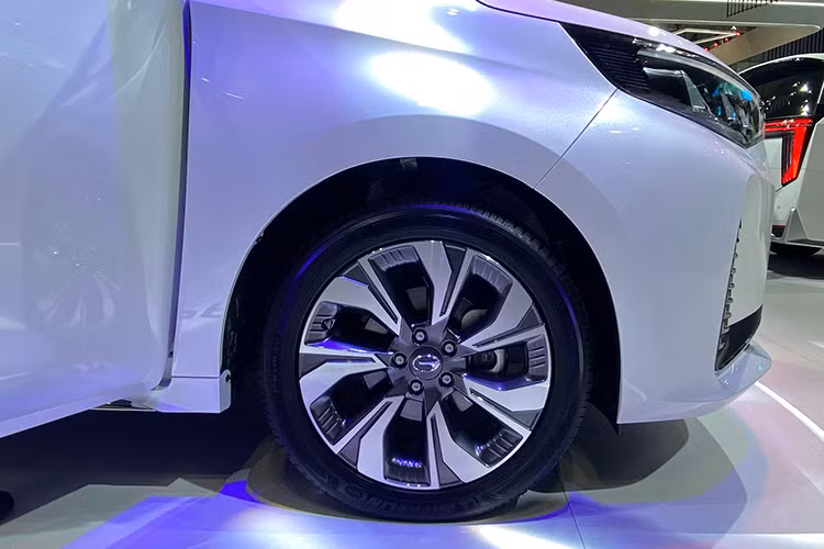 Mẫu xe này có cửa mở phía sau vẫn kiểu truyền thống như hầu hết xe con thay vì cửa trượt. M6 Pro bản tiêu chuẩn được trang bị mâm xe 16 inch, trong khi các phiên bản cao cấp hơn sử dụng mâm 18 inch.