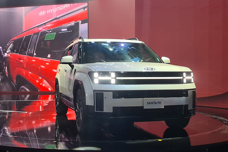 Hôm nay, ngày 18/9/2024, Hyundai Thành Công đã chính thức ra mắt thế hệ mới của dòng xe SantaFe ở thị trường Việt Nam. So với phiên bản cũ, mức khởi điểm của Hyundai SantaFe 2025 mới đã tăng 90 triệu đồng. Trong khi đó, bản cao nhất của xe đắt hơn trước 96 triệu đồng.