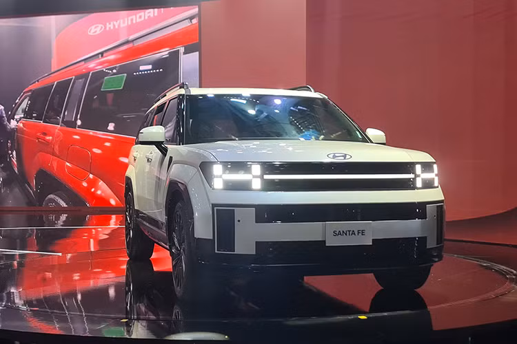 Hôm nay, ngày 18/9/2024, Hyundai Thành Công đã chính thức ra mắt thế hệ mới của dòng xe SantaFe ở thị trường Việt Nam. So với phiên bản cũ, mức khởi điểm của Hyundai SantaFe 2025 mới đã tăng 90 triệu đồng. Trong khi đó, bản cao nhất của xe đắt hơn trước 96 triệu đồng.