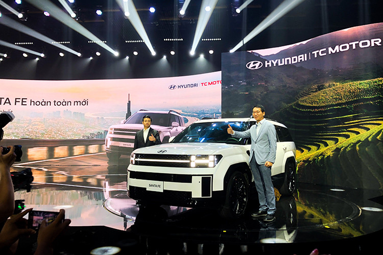 Mức giá xe Hyundai SantaFe 2025 cho 5 phiên bản có mức bán ra dao động từ 1,069 - 1,365 tỷ đồng. Hiện xe đã bắt đầu có mặt tại các đại lý trên toàn quốc. Xe tiếp tục cạnh tranh với những đối thủ như Kia Sorento và Mazda CX-8 trong phân khúc SUV cỡ D 7 chỗ ngồi.