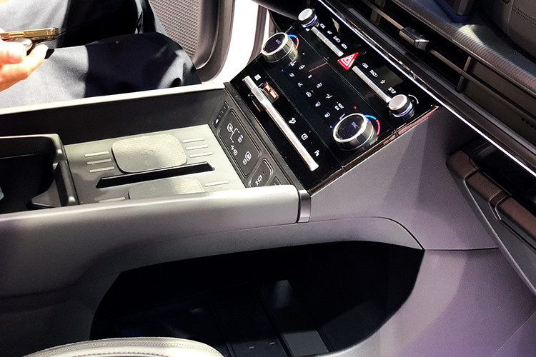 Với Hyundai SantaFe 2025 bản Caligraphy 2.5 6 chỗ, xe được trang bị 2 ghế thương gia ở giữa, chỉnh điện riêng. Đây là mẫu SUV hạng D đầu tiên ở Việt Nam có phiên bản 6 chỗ. Xe có những trang bị an toàn như hệ thống cân bằng điện tử, cảnh báo áp suất lốp, hỗ trợ khởi hành ngang, hỗ trợ xuống dốc, kiểm soát hành trình thích ứng, cảnh báo và hỗ trợ tránh điểm mù, hỗ trợ giữ làn đường,...