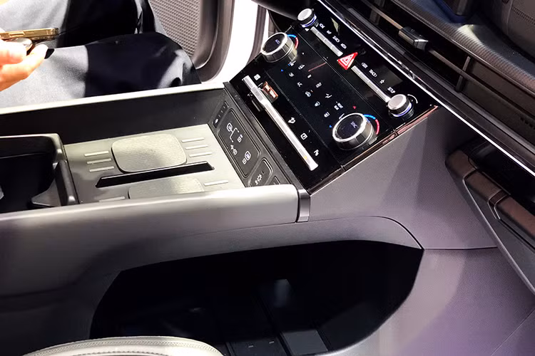 Với Hyundai SantaFe 2025 bản Caligraphy 2.5 6 chỗ, xe được trang bị 2 ghế thương gia ở giữa, chỉnh điện riêng. Đây là mẫu SUV hạng D đầu tiên ở Việt Nam có phiên bản 6 chỗ. Xe có những trang bị an toàn như hệ thống cân bằng điện tử, cảnh báo áp suất lốp, hỗ trợ khởi hành ngang, hỗ trợ xuống dốc, kiểm soát hành trình thích ứng, cảnh báo và hỗ trợ tránh điểm mù, hỗ trợ giữ làn đường,...