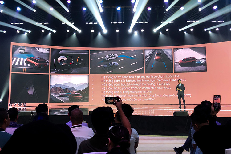 Đặc biệt, Hyundai SantaFe 2025 tại Việt Nam đã có thêm phiên bản 6 chỗ tương tự xe ở thị trường Hàn Quốc. Tuy nhiên, xe lại bị cắt phiên bản máy dầu đúng như dự đoán từ ban đầu. Điều này có thể sẽ ảnh hưởng không nhỏ đến doanh số của Hyundai Santa Fe 2025 vì bản máy dầu rất được ưa chuộng tại Việt Nam. 