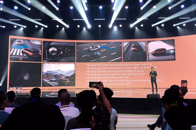 Đặc biệt, Hyundai SantaFe 2025 tại Việt Nam đã có thêm phiên bản 6 chỗ tương tự xe ở thị trường Hàn Quốc. Tuy nhiên, xe lại bị cắt phiên bản máy dầu đúng như dự đoán từ ban đầu. Điều này có thể sẽ ảnh hưởng không nhỏ đến doanh số của Hyundai Santa Fe 2025 vì bản máy dầu rất được ưa chuộng tại Việt Nam. 