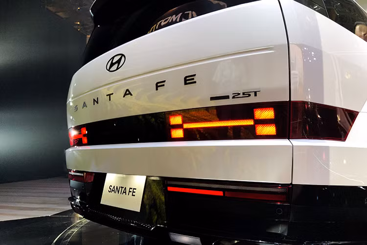 Tuy có thiết kế vuông thành sắc cạnh hơn thế hệ cũ nhưng Hyundai SantaFe 2025 lại có hệ số lực cản gió 0,298 Cd. Có được kết quả đó là nhờ phần lưới tản nhiệt với chức năng đóng/mở thông minh tùy vào chế độ vận hành.