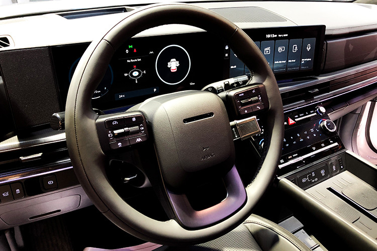 Nhờ sự thay đổi về kích thước mang đến không gian nội thất rộng rãi hơn cho SantaFe mới. Bên trong mẫu xe này là 2 cấu hình ghế, bao gồm 2+2+2 (6 chỗ) và 2+3+2 (7 chỗ). Tương tự ngoại thất, nội thất của xe cũng có những chi tiết với thiết kế hình chữ "H" như cửa gió điều hòa, chỉ thêu trên ghế và họa tiết dập chìm ở lưng ghế.