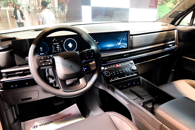 So với thế hệ cũ, Hyundai SantaFe 2025 dài hơn 45 mm và cao hơn 50 mm. Kích thước dài x rộng x cao của xe lần lượt là 4.830 x 1.900 x 1.780 mm trong khi chiều dài cơ sở tăng 50 mm lên 2.815 mm