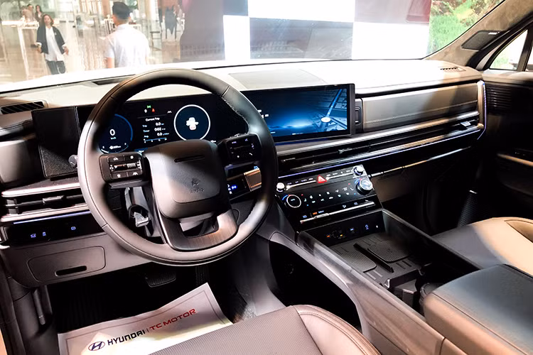 So với thế hệ cũ, Hyundai SantaFe 2025 dài hơn 45 mm và cao hơn 50 mm. Kích thước dài x rộng x cao của xe lần lượt là 4.830 x 1.900 x 1.780 mm trong khi chiều dài cơ sở tăng 50 mm lên 2.815 mm