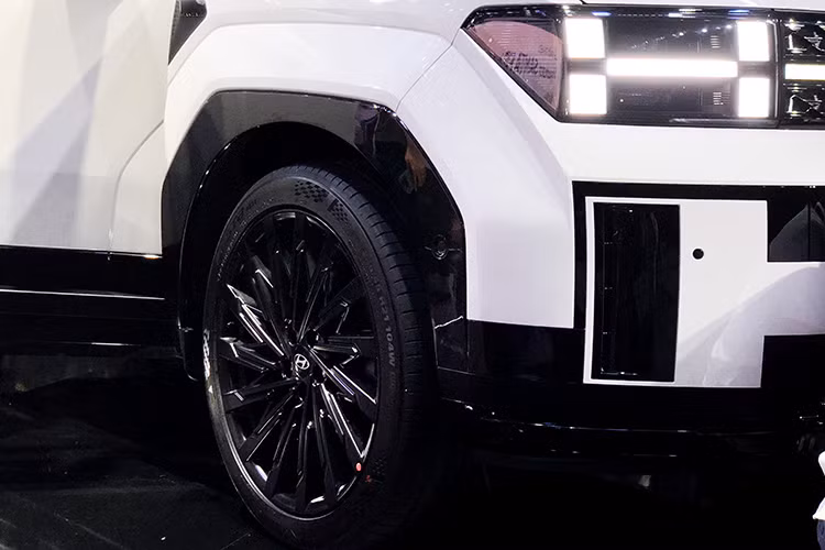 Khu vực gây tranh cãi nhất về mặt thiết kế của mẫu SUV hạng trung này chính là phía sau. Tại đây, xe được trang bị cửa cốp phẳng và lớn hơn thế hệ cũ. Sở dĩ hãng Hyundai chọn thiết kế cửa cốp này là để mở rộng khoang hành lý, tăng sự thực dụng cho Santa Fe thế hệ thứ 6.