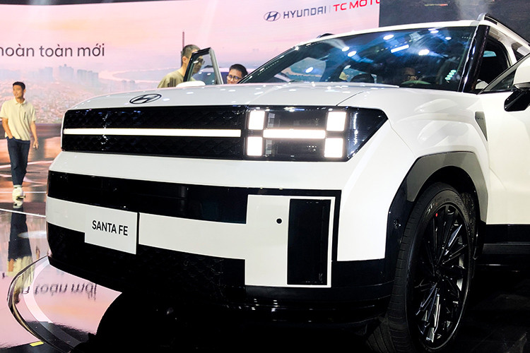 Dù ở phiên bản nào, xe cũng dùng đèn pha LED thông minh thích ứng. Thêm vào đó là các loại vành la-zăng với đường kính 18 inch, 20 inch và 21 inch, tùy theo phiên bản. Đây là lần đầu tiên mẫu xe này có vành la-zăng lớn đến vậy ở thị trường Việt Nam.