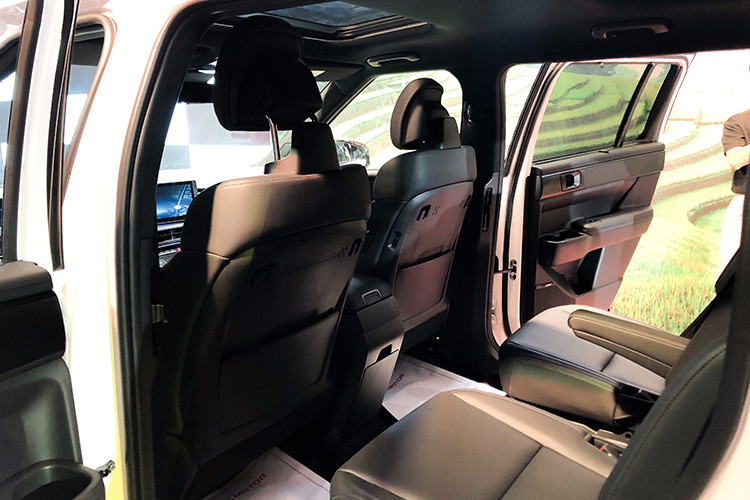 Xe có những trang bị tiêu chuẩn như sạc điện thoại không dây, phanh tay tự động và gạt mưa tự động. Ở bản cao hơn, xe có thêm những trang bị tiện nghi như gương chiếu hậu kỹ thuật số, cửa sổ trời độc lập ở khoang lái, màn hình hiển thị thông tin kính lái HUD và đèn viền nội thất đa sắc.