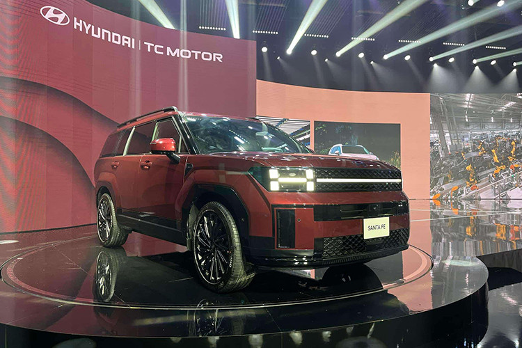 Nằm bên dưới nắp ca-pô của Hyundai SantaFe 2025 sẽ là 2 loại động cơ xăng. Đầu tiên là động cơ Smartstream Theta III với 4 xi-lanh, hút khí tự nhiên, dung tích 2.5L ở các bản Exclusive, Prestige, Calligraphy 2.5 7 chỗ và Calligraphy 2.5 6 chỗ. Kết hợp với hộp số tự động 8 cấp, động cơ này cho công suất tối đa 194 mã lực tại tua máy 6.100 vòng/phút và mô-men xoắn cực đại 246 Nm tại tua máy 4.000 vòng/phút.