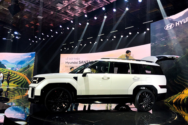 Về ngoại hình, mẫu xe SUV Hyundai SantaFe 2025 còn lột xác về mặt thiết kế và trang bị. Mẫu xe này được áp dụng phong cách thiết kế vuông vức, bề thế như SUV hạng sang Range Rover. Bên ngoài, xe sở hữu nhiều chi tiết thiết kế hình chữ "H" mới như đèn LED định vị ban ngày kiêm đèn báo rẽ, cản trước và đèn hậu, mang đến tính nhận diện cao hơn.