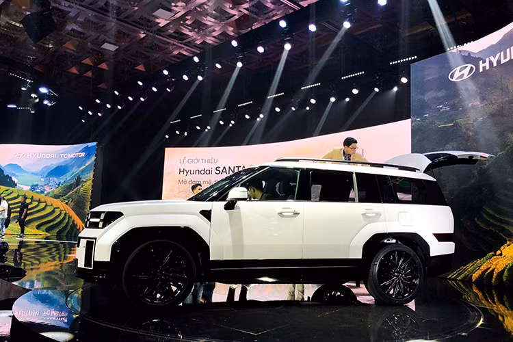 Về ngoại hình, mẫu xe SUV Hyundai SantaFe 2025 còn lột xác về mặt thiết kế và trang bị. Mẫu xe này được áp dụng phong cách thiết kế vuông vức, bề thế như SUV hạng sang Range Rover. Bên ngoài, xe sở hữu nhiều chi tiết thiết kế hình chữ "H" mới như đèn LED định vị ban ngày kiêm đèn báo rẽ, cản trước và đèn hậu, mang đến tính nhận diện cao hơn.