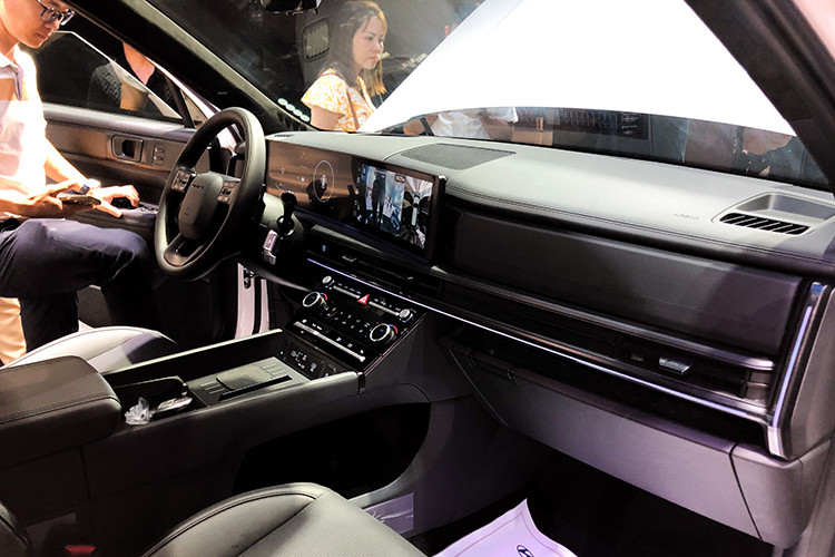 Bên trong nội thất, người dùng sẽ bắt gặp những trang bị mới như vô lăng 3 chấu theo phong cách Range Rover, màn hình cong đặt nổi trên mặt táp-lô, tích hợp bảng đồng hồ kỹ thuật số và màn hình cảm ứng trung tâm cùng có kích thước 12,3 inch. Tiếp đến là cần số điện tử nằm trên cột vô lăng và hệ thống điều hòa tự động 3 vùng độc lập, chỉnh bằng màn hình cảm ứng ở cụm điều khiển trung tâm, gợi liên tưởng đến những mẫu xe sang.